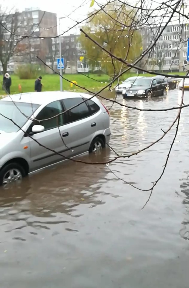  Pirmadienį Klaipėdoje dėl intensyvių kritulių patvino gatvės ir kiemai.<br>Lrytas.lt skaitytojų nuotr.