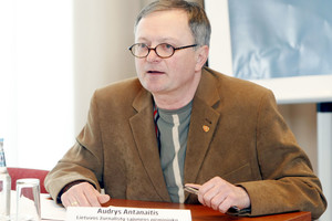 A. Antanaitis save vadina profesionalu, pozicijos dėl „w“ tvirtina neturintis