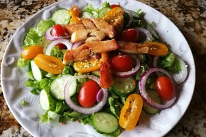 Lengvai pagaminamos spalvingos ir gardžios daržovių salotos su vištiena 