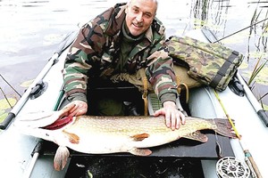 Sartų ežere žvejui užkibo įspūdingas laimikis: ištraukė milžinišką lydeką