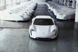 „Porsche“ investuos daugiau nei 3 mlrd. eurų į hibridinius ir elektrinius modelius