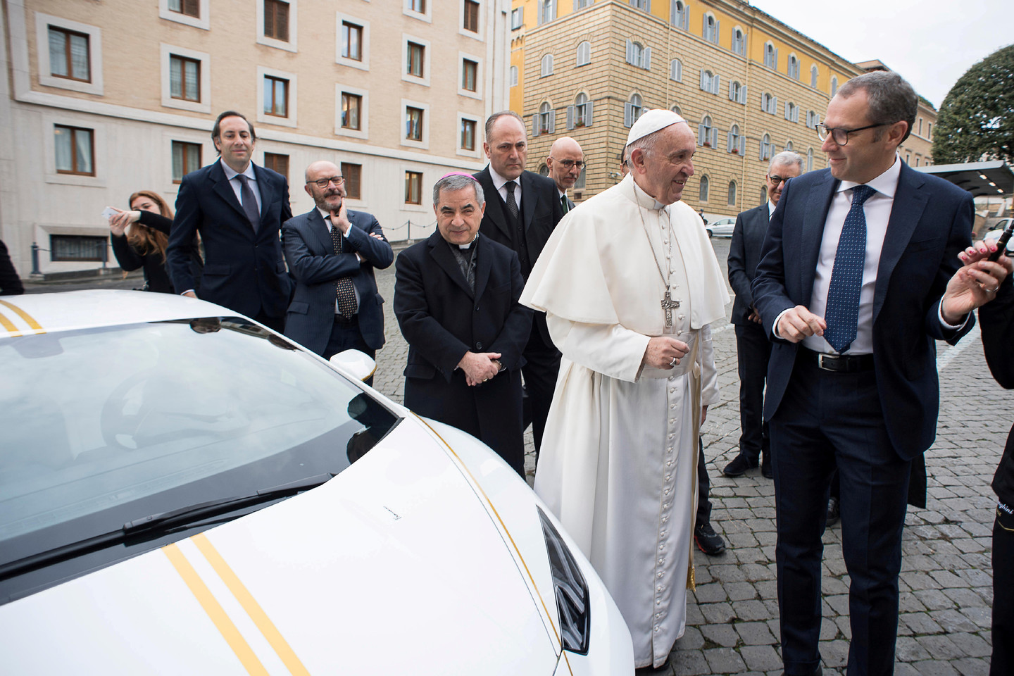  Popiežius Pranciškus nusprendė nepasilikti prabangios dovanos.<br> Reuters/Scanpix nuotr.