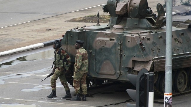 Zimbabvėje įtampa pasiekė aukščiausią tašką – kariškiai perėmė valdžią