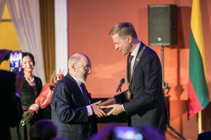 Dailininkui Samueliui Bakui įteiktos Vilniaus garbės piliečio regalijos