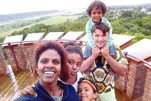 Laimės keliu egzotiškai etiopei padeda žengti Lietuvos kariškis