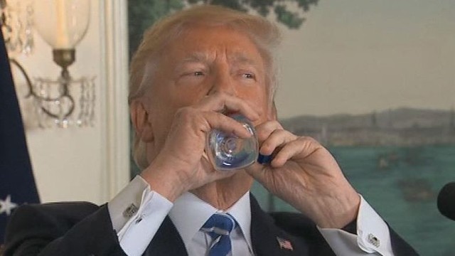 Išskirtinis Donaldo Trumpo vandens gėrimo būdas prajuokino internautus