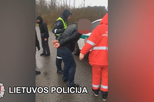 Bandydamas pasprukti nuo pareigūnų, vyras slėpėsi pelkėje