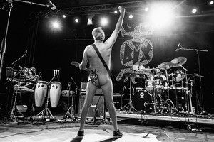 To dar nebuvo: „Bix“ lyderis Samas į sceną žengė visiškai nuogas