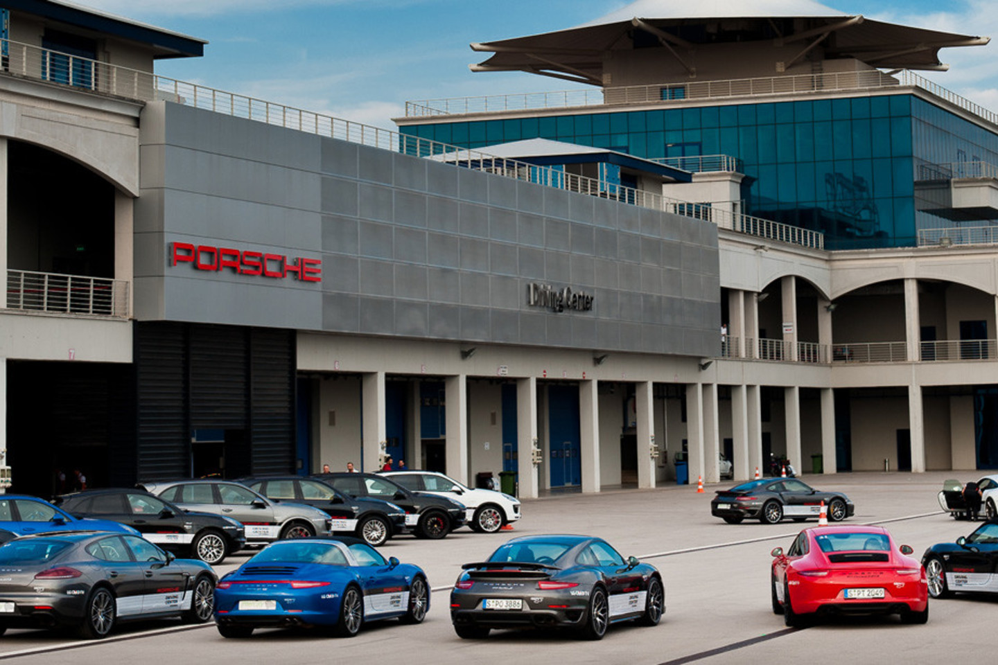 Geriausio interjero „Mano erdvė 2017“ šeimininkas bus apdovanotas trijų dienų kelione lėktuvu į Stambulą, kur F1 trasoje ir vėliau – bekelėje galės išbandyti net 25 skirtingus „Porsche“ modelius, nuo „911 GT3“ iki „Panamera E-Hybrid“.