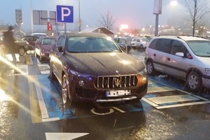 Užfiksavo, kaip „Maserati“ visureigio vairuotojas spjauna į visus