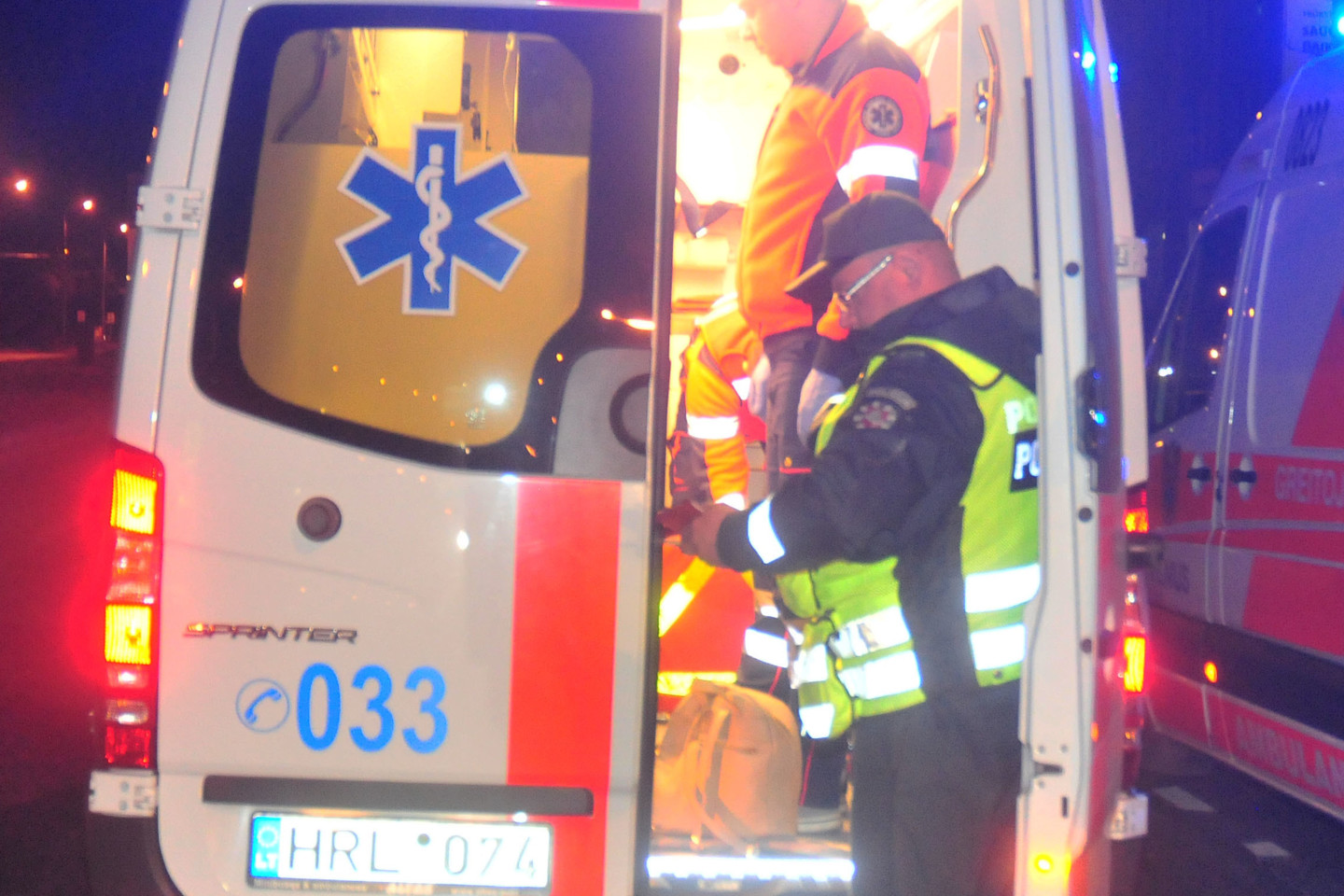 avarija, Vilnius, eismo įvykis, Savanorių pr., VW Passat į medį, medis, sužeisti du žmonės, girtas vairuotojas, sudaužytas automobilis, sumaitotas, greitoji pagalba, GMP<br>A.Vaitkevičiaus nuotr.