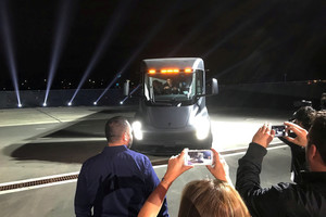 „Girteka“ nustebino: pirma Europoje pirks „Tesla“ sunkvežimius