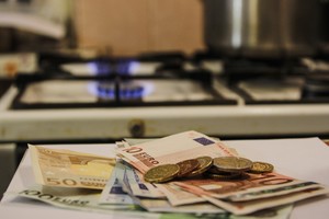 Patys kalti? Antstoliai iš skolininkų surenka pritrenkiantį kiekį pinigų   