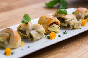 Vakarui su draugais – sluoksniuotos tešlos užkandžiai su sūrio lazdelėmis