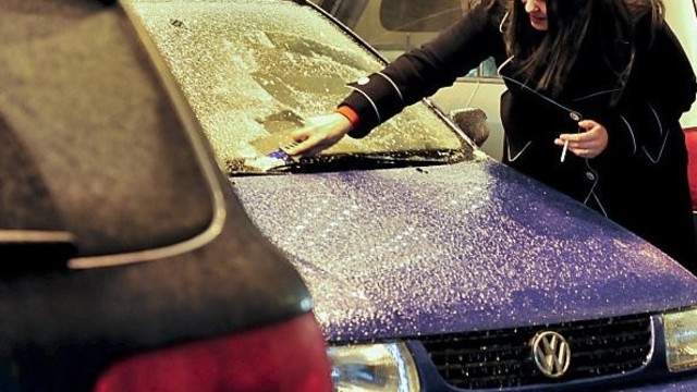 Triukas, kuris padės nugrandyti užšalusius automobilio stiklus per sekundę
