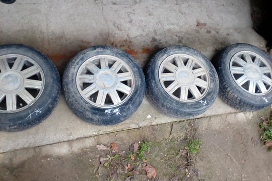 Lankyti rizikos šeimas – pavojinga, subadytos seniūnijos automobilio padangos