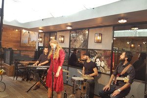 Emigravusi dainininkė Donata Virbilaitė uždainavo turkiškai