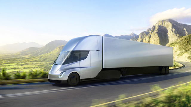 „Tesla“ pristatytas elektra varomas sunkvežimis stulbina galimybėmis