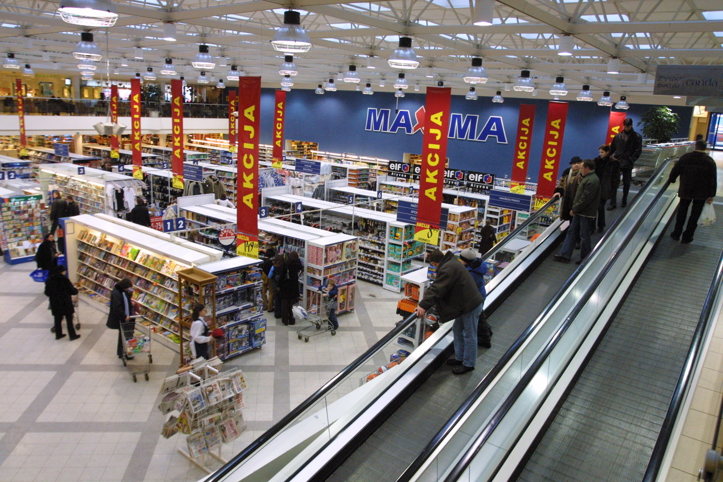 1999-ųjų pažiba – sostinėje, Mindaugo g., duris atvėręs didžiausias prekybos centras Lietuvoje. Vietoje buvusios „Vilniaus baldų“ parduotuvės įkurdinta „Maxima“ užėmė 8 600 kv. m plotą, o du pastato aukštus jungė vokiškas „Schindler“ eskalatorius<br>P.Lileikio nuotr.  