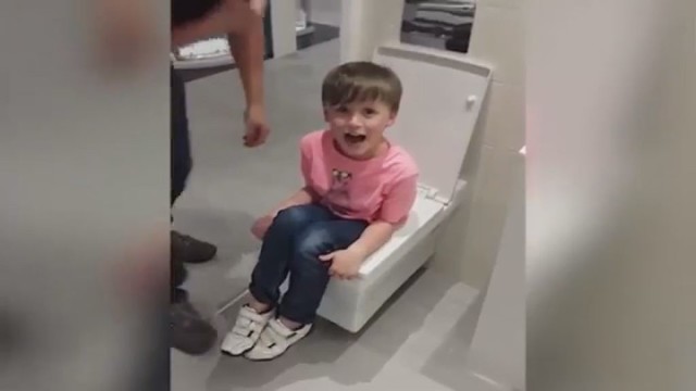 Į kuriozinę situaciją tualete patekęs šešiametis privertė juoktis iki ašarų
