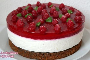 Tortas su aguoniniu biskvitu, varške ir avietėmis. Išbandysite – nenusivilsite