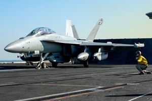 JAV karinio lėktuvo įgulai atsirūgo už danguje išpaišytą nepadorų ženklą