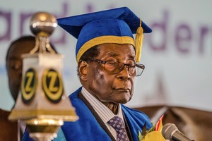 Zimbabvės valdančioji partija atgręžė nugaras vadovui Robertui Mugabe ir iškėlė ultimatumą