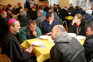 To dar nėra buvę: varguolių pietūs už vieno stalo – su Lietuvos vyskupais 