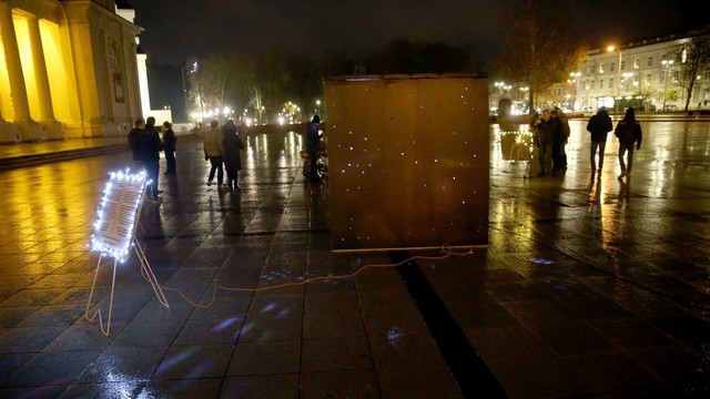 Vilniuje Katedros aikštėje suspindo švieselės dėl prasmingo tikslo