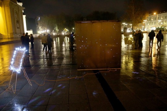 Vilniuje Katedros aikštėje suspindo švieselės dėl prasmingo tikslo