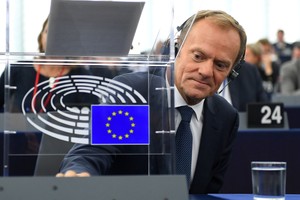 Donaldas Tuskas įspėja - lenkų ir ukrainiečių pykčiai yra „Kremliaus planas“