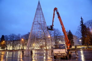 Vilniuje jau kyla Kalėdų eglė: dabar tai – tik metalinė konstrukcija