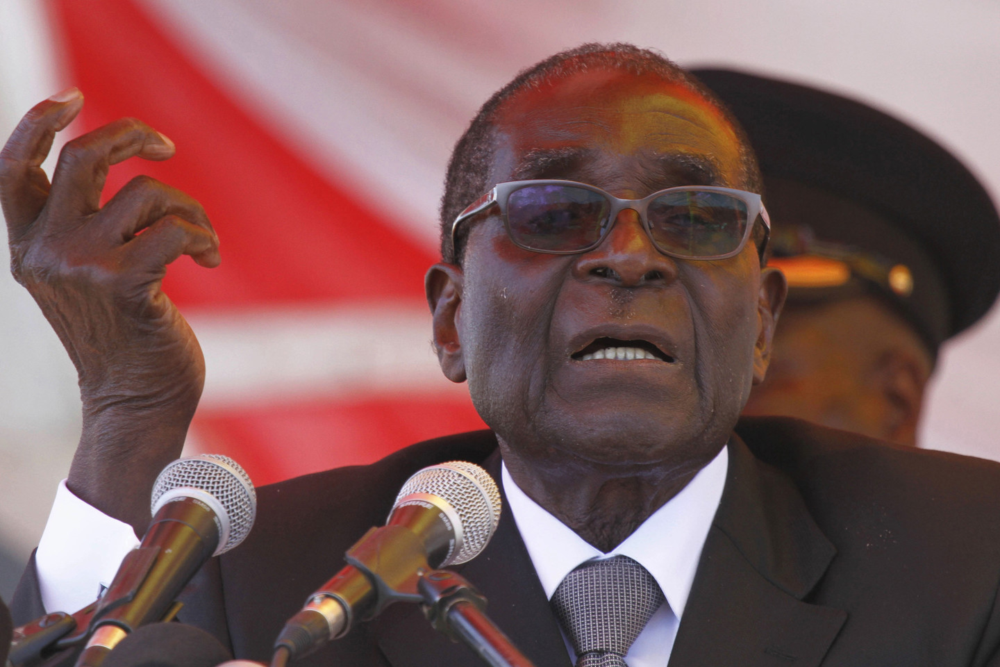 Zimbabvės prezidentas Robertas Mugabe sekmadienį per nacionalinę televiziją pareiškė, kad nesiruošia trauktis iš savo pareigų.