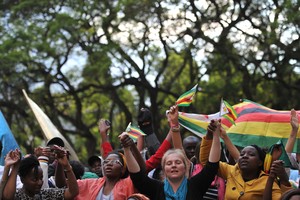 Karo veteranai: kariuomenė turėtų leisti Zimbabvės žmonėms nuversti prezidentą
