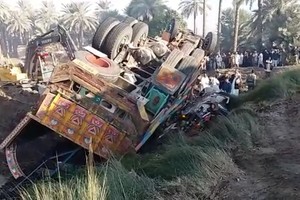 Pakistane ant mikroautobuso užvirtus sunkvežimiui žuvo 20 žmonių