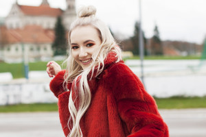 Atlikėja Paula nusifilmavo naujame klipe: stilingas jaunimas ir vakarietiški sprendimai