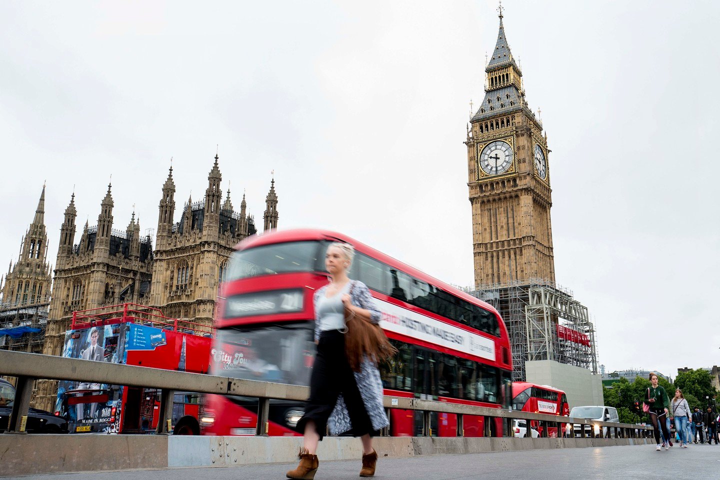 Dalis Didžiosios Britanijos sostinės gatvėmis kursuojančių autobusų nuo pirmadienio pradėjo naudoti biodyzeliną, kurio gamybai panaudoti kavos tirščiai.<br> AFP/Scanpix nuotr.