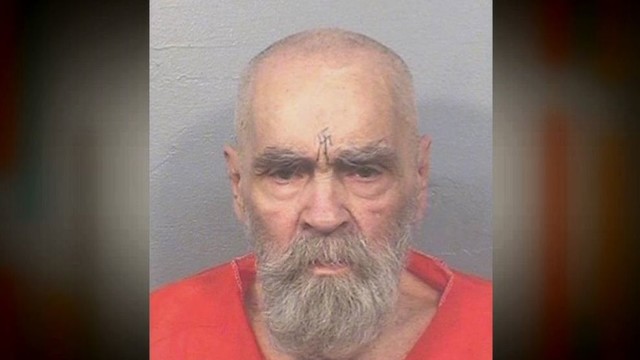 Mirė žmogžudystes vykdžiusio kulto lyderis Charlesas Mansonas