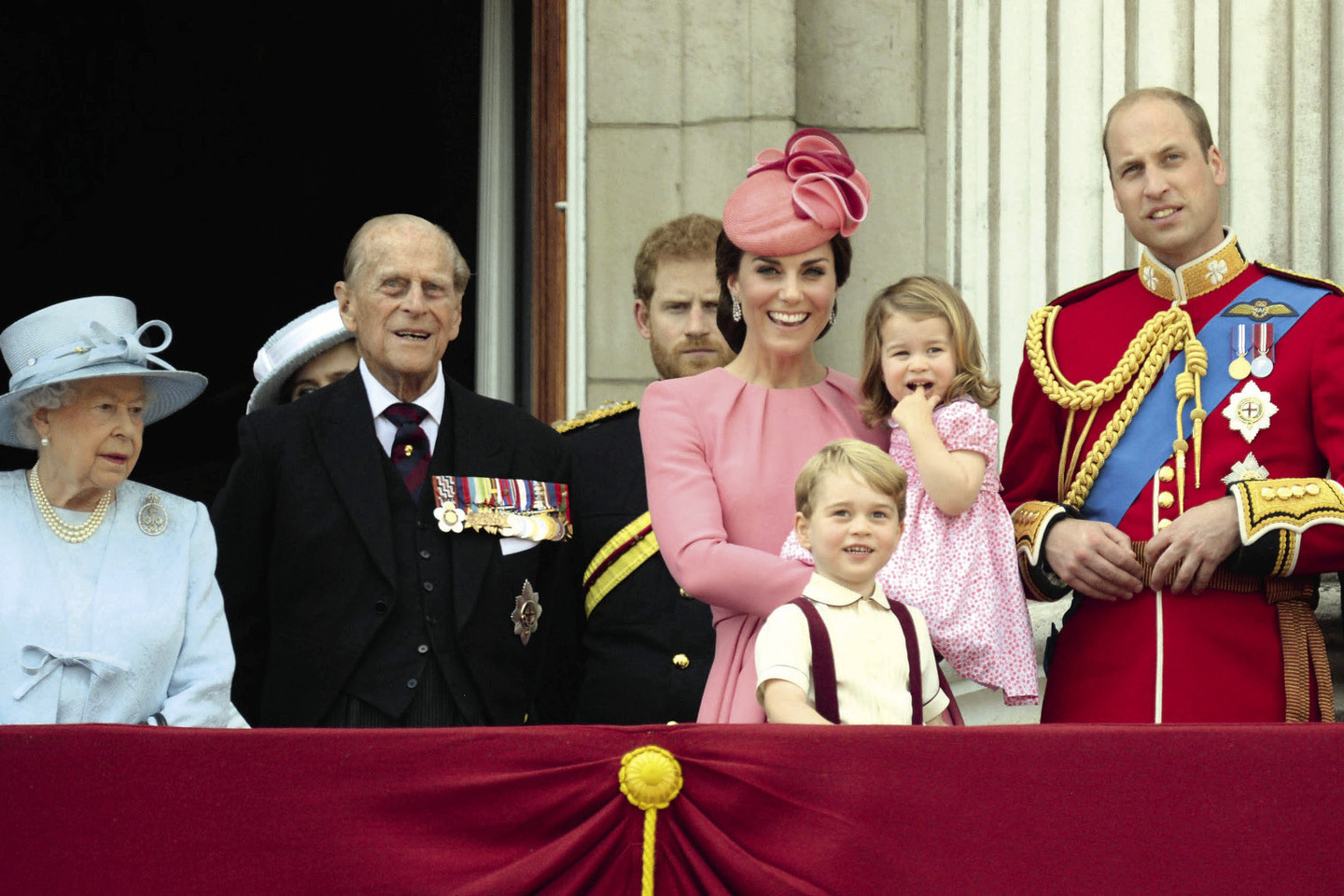  Karalienės Elizabeth II džiaugsmui, princo Williamo ir Catherine Middleton vaikai – princas George’as ir princesė Charlotte daug laiko praleidžia su senele.<br> ViDA Press nuotr.