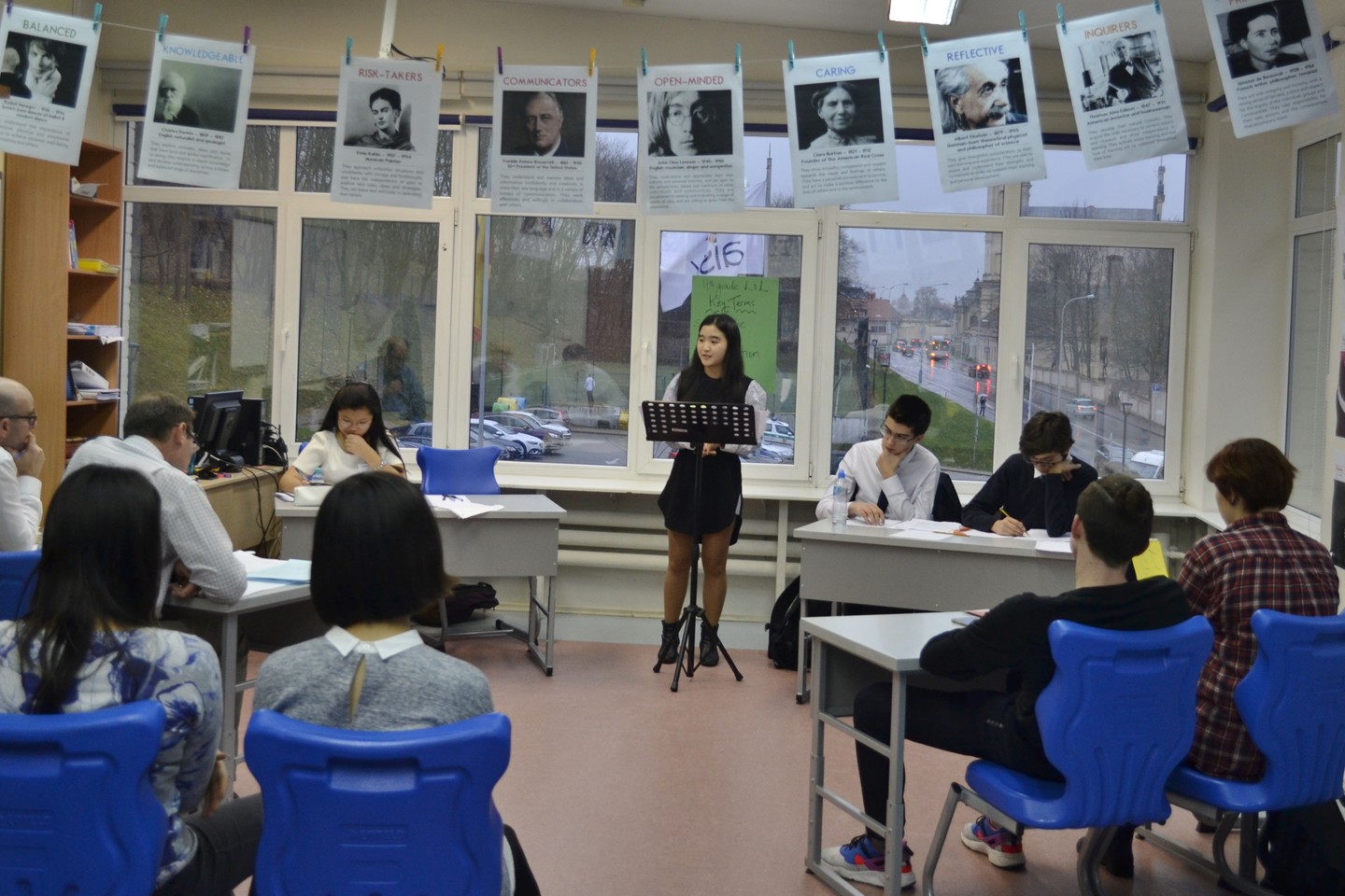  Renginio metu keliose debatų ir oratorinio meno kategorijose varžėsi moksleiviai iš šių tarptautinių mokyklų.<br> AISV nuotr.