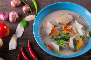 Keliautojas savo draugus vaišina pačia skaniausia azijietiška sriuba  