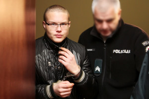 Sumuštą nepilnametį elektrošoku kankinęs šiaulietis teisme dangstėsi veidą