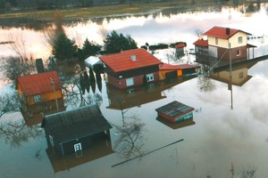 Įamžino, kaip atrodo potvynio nusiaubtas miestelis prie Klaipėdos