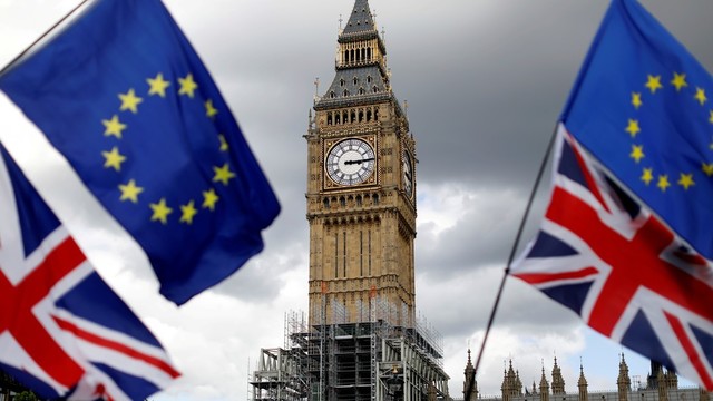 Britanija sutinka mokėti didesnę „Brexit“ sąskaitą