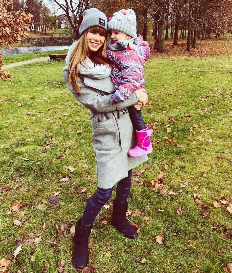  Laura Mazalienė su dukrele.