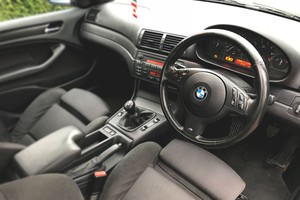 Įspėjo dėl dešiniavairių automobilių – vairuotojai jais džiaugsis neilgai