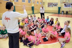 Trenerė saldainiais ir pyragais vilioja mergaites į krepšinio treniruotes