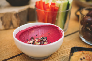 Humusas su burokėliais – neatsivalgomai skani užtepėlė