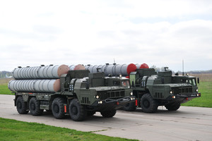 Pirmąją rusų gamybos zenitinių raketų sistemą S-400 Turkija gaus 2019 metais