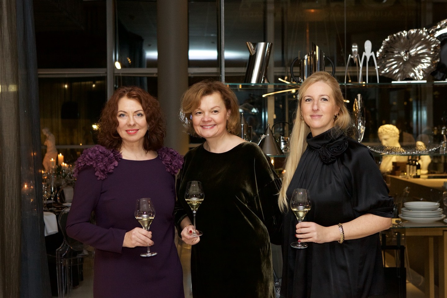 Elegancija ir prabanga alsuojančioje aplinkoje vakaro svečiai buvo kviečiami mėgautis gurmaniškais patiekalais bei prie jų priderintu vynu. <br> Organizatorių nuotr.